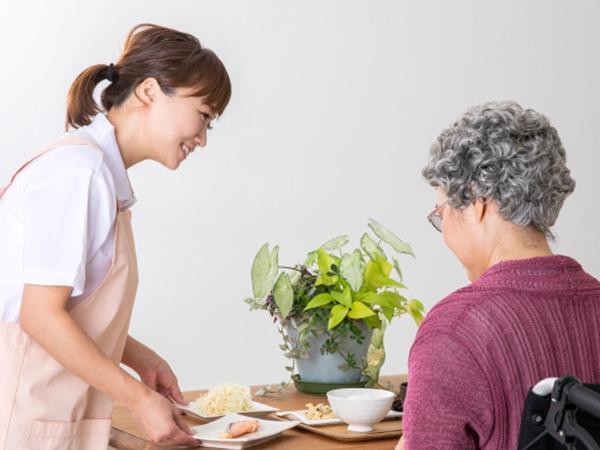 【小規模施設の介護職員＜長期/未経験OK♪日払い週払い可＞】