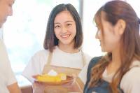 【空港内でお菓子の試食販売＜！高時給1400円！交通費全額支給！20代活躍中！＞】
